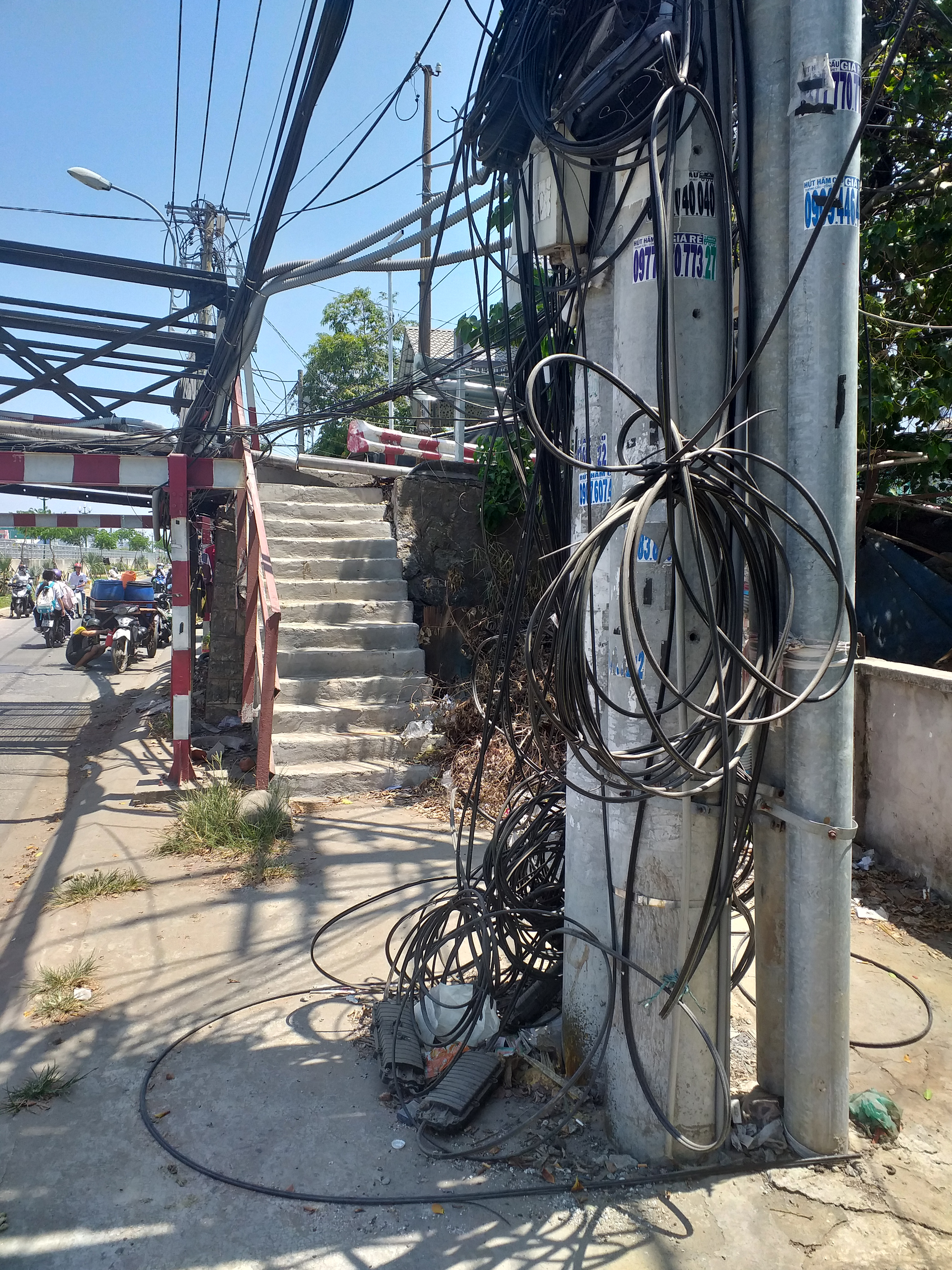 Cầu thang bộ lên cầu loằng ngoằng dây cáp điện